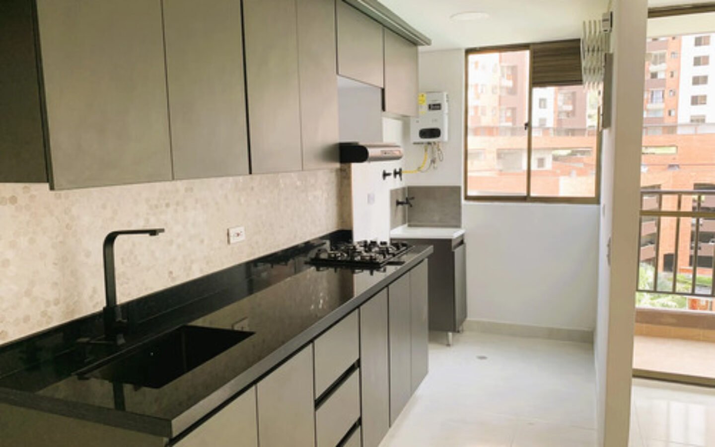 Apartamento Remodelado En Venta En Rodeo Alto Medellín | 60 M2, Con 3 Habitaciones, 2 Baños, Balcón, Parqueadero Privado Unidad Con Piscina, Gimnasio, Cancha Múltiple Y Vigilancia 24 Horas.