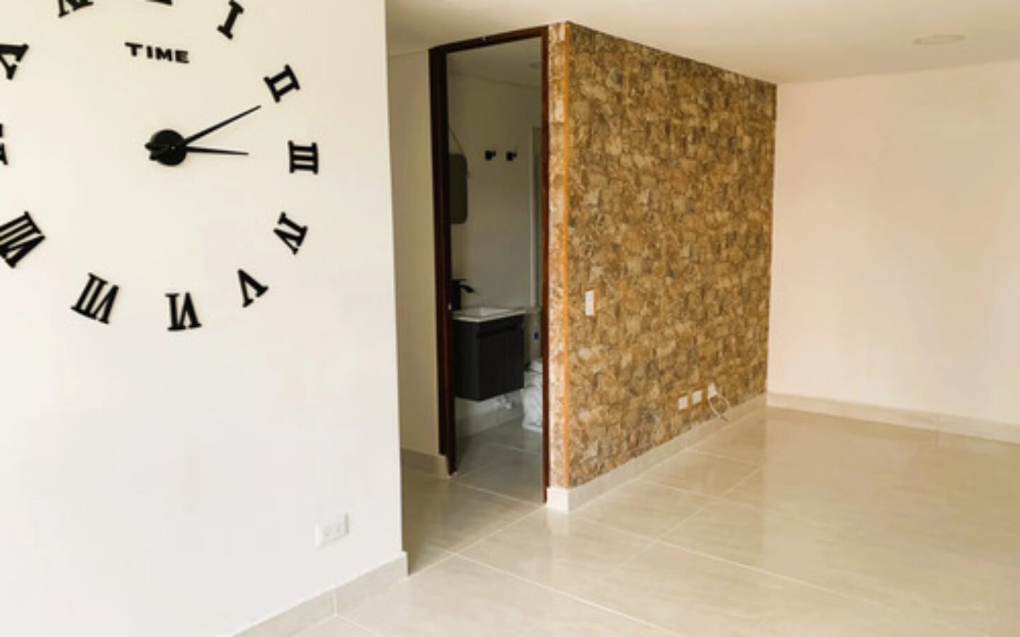 Apartamento Remodelado En Venta En Rodeo Alto Medellín | 60 M2, Con 3 Habitaciones, 2 Baños, Balcón, Parqueadero Privado Unidad Con Piscina, Gimnasio, Cancha Múltiple Y Vigilancia 24 Horas.