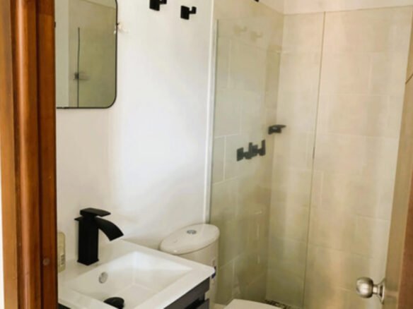 Apartamento Remodelado En Venta En Rodeo Alto Medellín | 60 M2, Con 3 Habitaciones, 2 Baños, Balcón, Parqueadero Privado Unidad Con Piscina, Gimnasio, Cancha Múltiple Y Vigilancia 24 Horas.