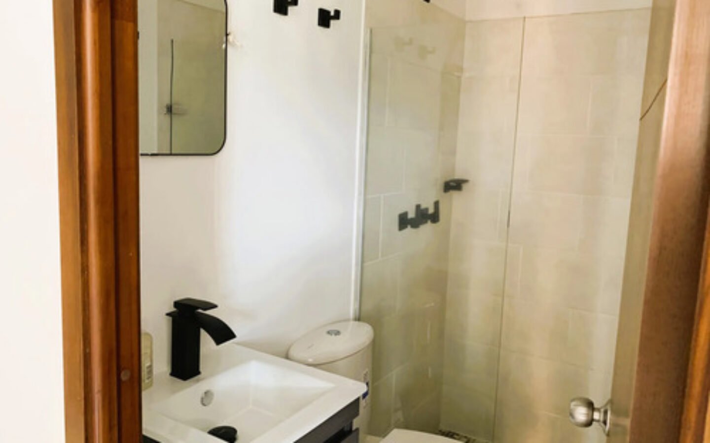 Apartamento Remodelado En Venta En Rodeo Alto Medellín | 60 M2, Con 3 Habitaciones, 2 Baños, Balcón, Parqueadero Privado Unidad Con Piscina, Gimnasio, Cancha Múltiple Y Vigilancia 24 Horas.