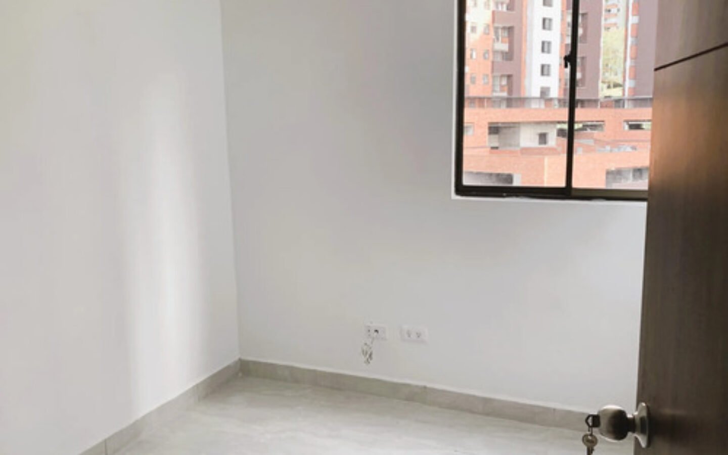 Apartamento Remodelado En Venta En Rodeo Alto Medellín | 60 M2, Con 3 Habitaciones, 2 Baños, Balcón, Parqueadero Privado Unidad Con Piscina, Gimnasio, Cancha Múltiple Y Vigilancia 24 Horas.