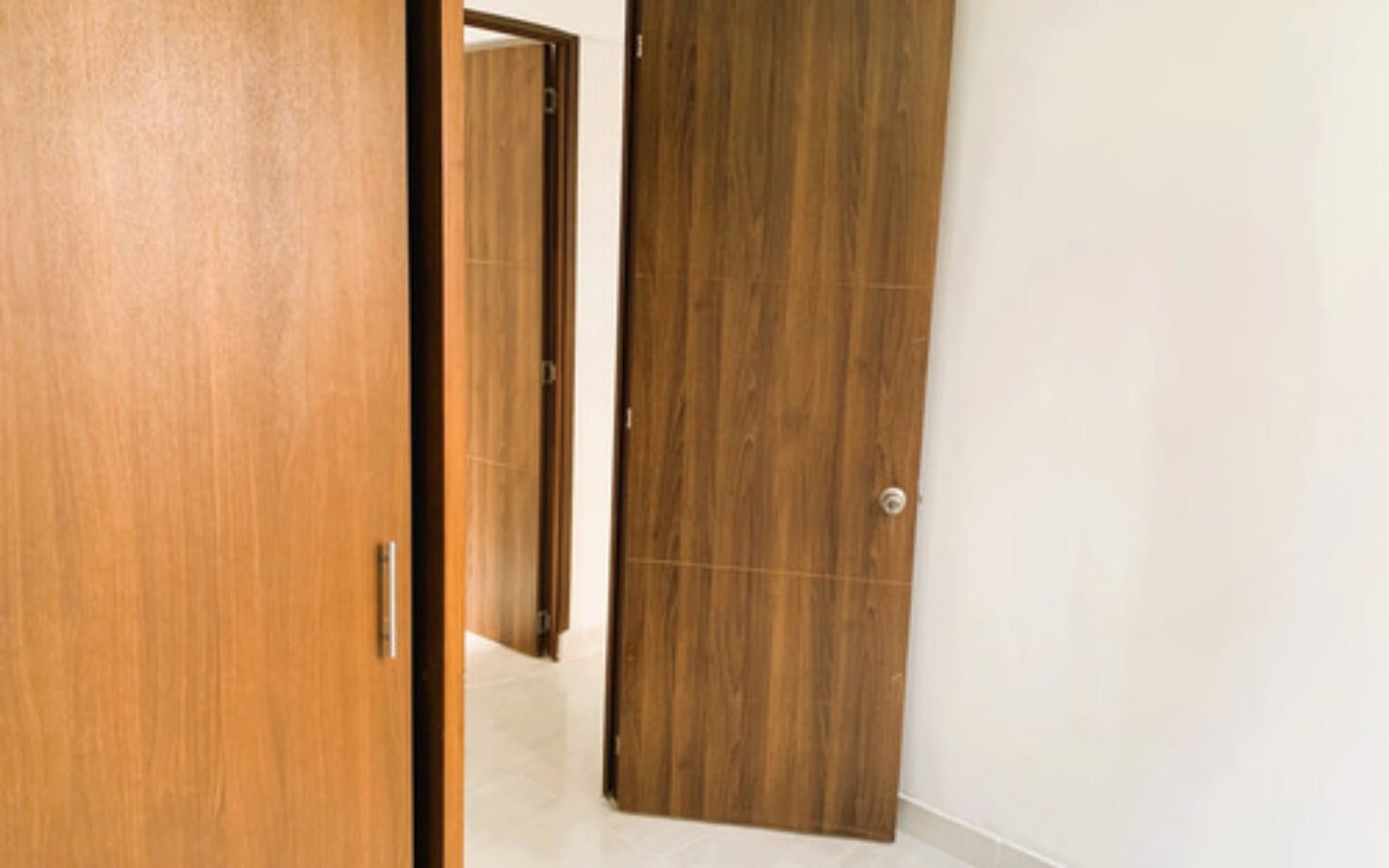 Apartamento Remodelado En Venta En Rodeo Alto Medellín | 60 M2, Con 3 Habitaciones, 2 Baños, Balcón, Parqueadero Privado Unidad Con Piscina, Gimnasio, Cancha Múltiple Y Vigilancia 24 Horas.