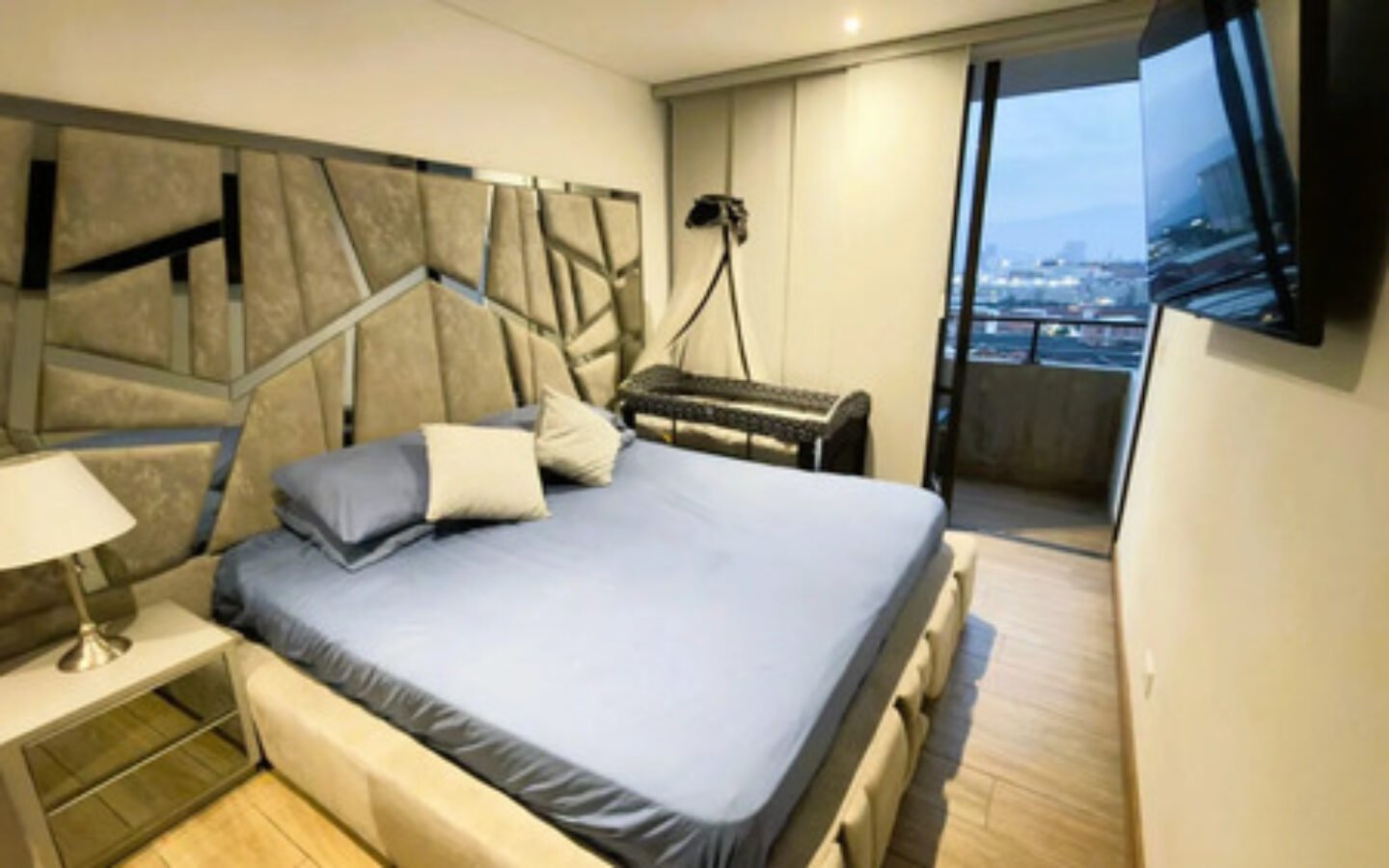 Apartamento En Venta En El Sector Del Poblado, Ciudad Del Río Medellín Ed. Distrito Vera, Med 90 M2, 3 Habitaciones Y Amenidades Premium Negociable