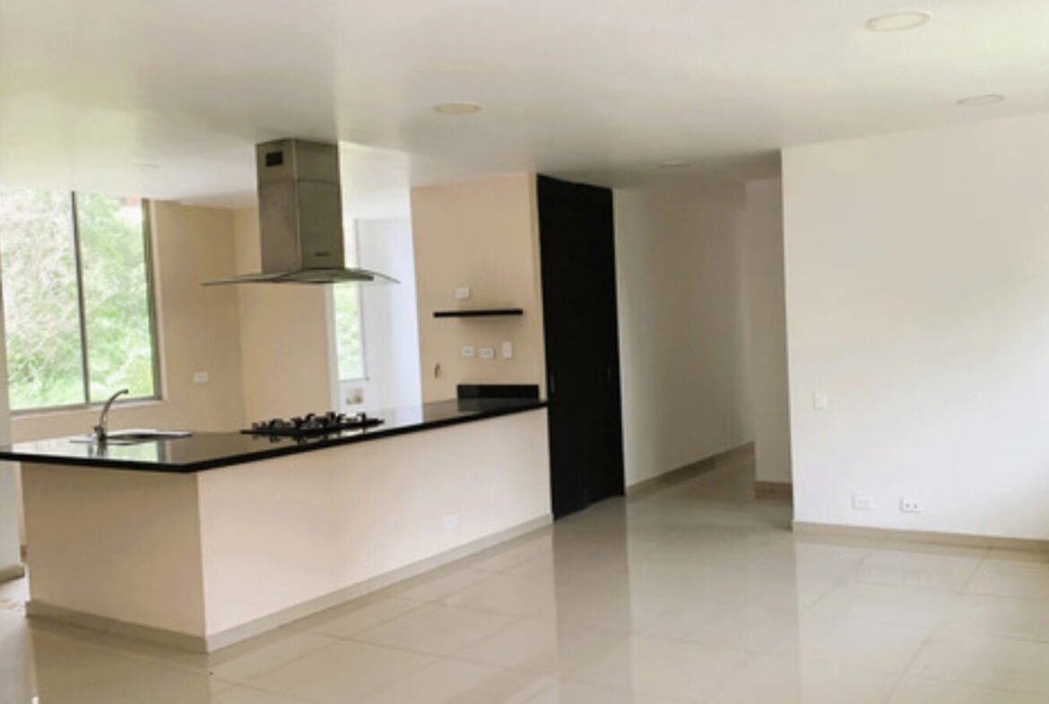 Apartamento En Venta En Medellín, El Poblado En El Sector De Castropol, Con 3 Habitaciones, 3 Baños, 2 Balcones, Alcoba De Servicio, Cuarto Útil Y 2 Parqueaderos.