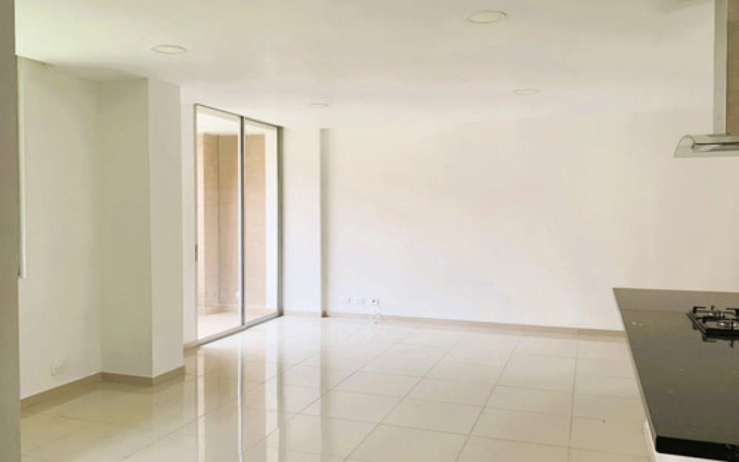 Apartamento En Venta En Medellín, El Poblado En El Sector De Castropol, Con 3 Habitaciones, 3 Baños, 2 Balcones, Alcoba De Servicio, Cuarto Útil Y 2 Parqueaderos.