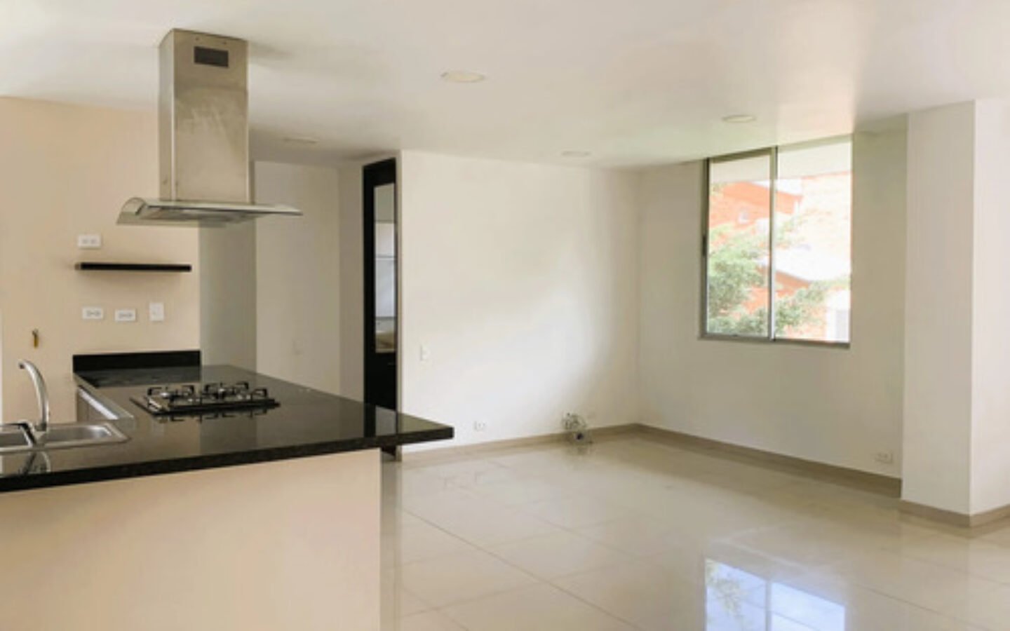 Apartamento En Venta En Medellín, El Poblado En El Sector De Castropol, Con 3 Habitaciones, 3 Baños, 2 Balcones, Alcoba De Servicio, Cuarto Útil Y 2 Parqueaderos.