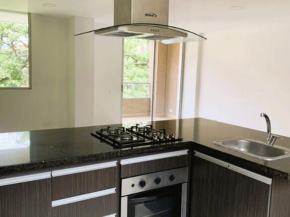 Apartamento En Venta En Medellín, El Poblado En El Sector De Castropol, Con 3 Habitaciones, 3 Baños, 2 Balcones, Alcoba De Servicio, Cuarto Útil Y 2 Parqueaderos.