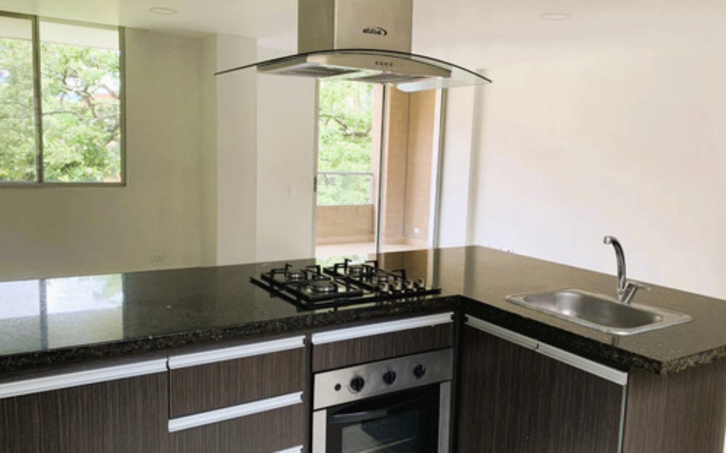 Apartamento En Venta En Medellín, El Poblado En El Sector De Castropol, Con 3 Habitaciones, 3 Baños, 2 Balcones, Alcoba De Servicio, Cuarto Útil Y 2 Parqueaderos.