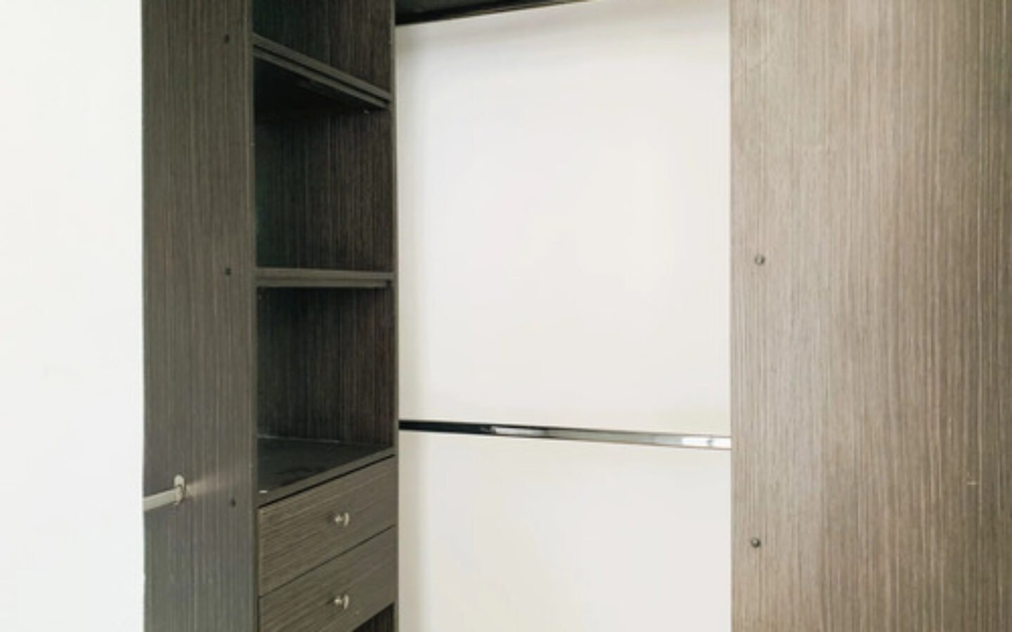 Apartamento En Venta En Medellín, El Poblado En El Sector De Castropol, Con 3 Habitaciones, 3 Baños, 2 Balcones, Alcoba De Servicio, Cuarto Útil Y 2 Parqueaderos.