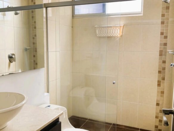 Apartamento En Venta En Medellín, El Poblado En El Sector De Castropol, Con 3 Habitaciones, 3 Baños, 2 Balcones, Alcoba De Servicio, Cuarto Útil Y 2 Parqueaderos.