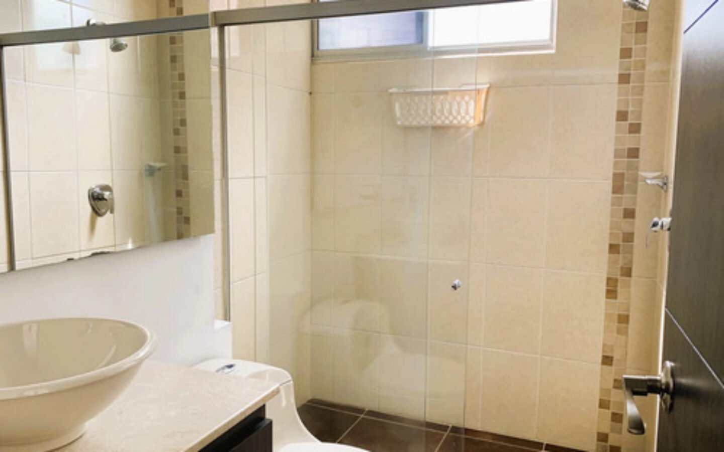 Apartamento En Venta En Medellín, El Poblado En El Sector De Castropol, Con 3 Habitaciones, 3 Baños, 2 Balcones, Alcoba De Servicio, Cuarto Útil Y 2 Parqueaderos.