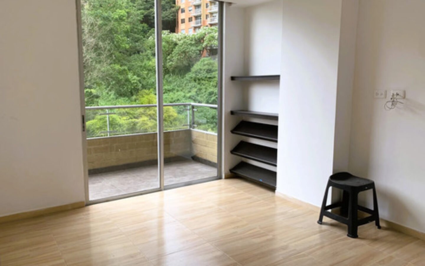 Apartamento En Venta En Medellín, El Poblado En El Sector De Castropol, Con 3 Habitaciones, 3 Baños, 2 Balcones, Alcoba De Servicio, Cuarto Útil Y 2 Parqueaderos.