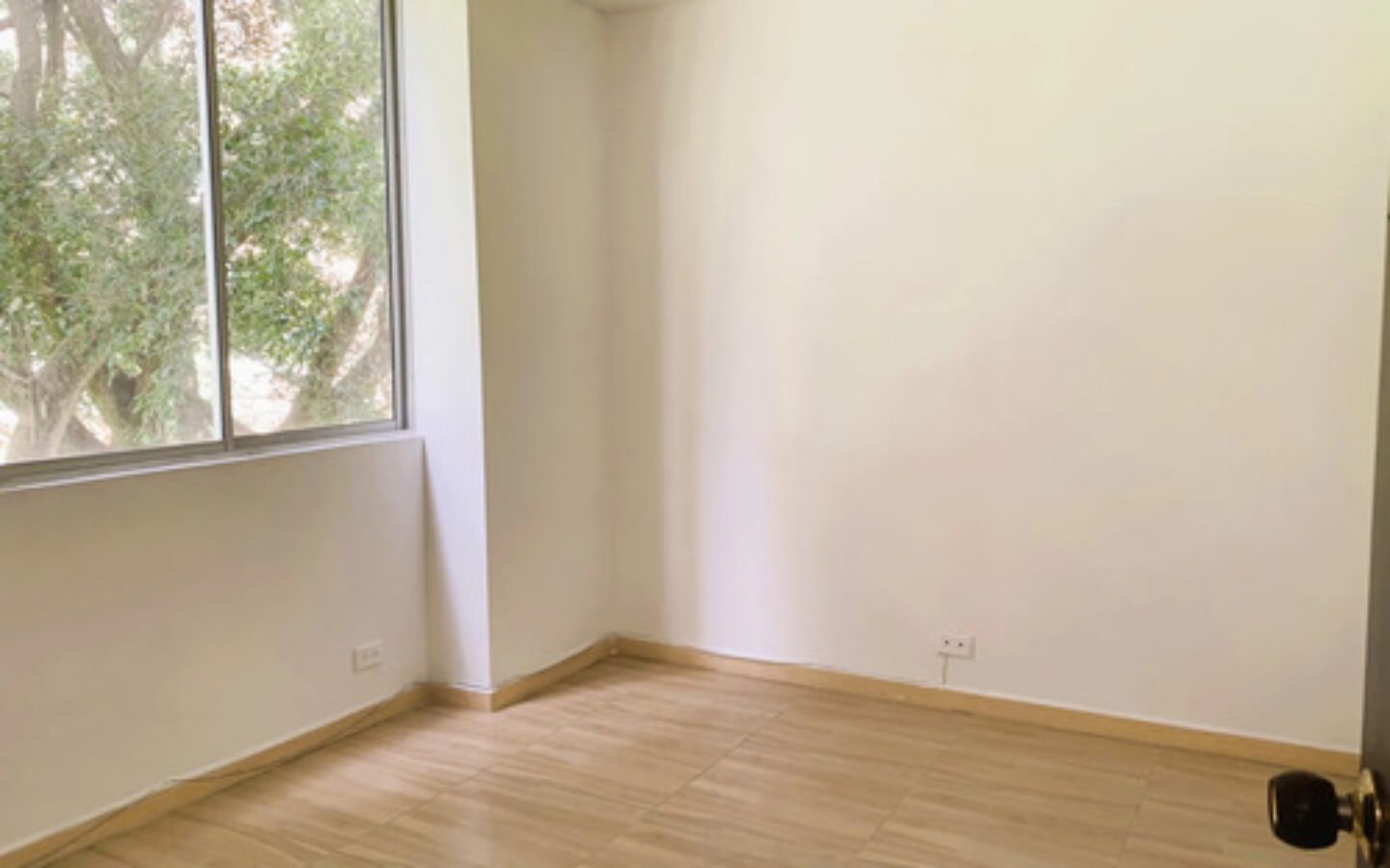 Apartamento En Venta En Medellín, El Poblado En El Sector De Castropol, Con 3 Habitaciones, 3 Baños, 2 Balcones, Alcoba De Servicio, Cuarto Útil Y 2 Parqueaderos.