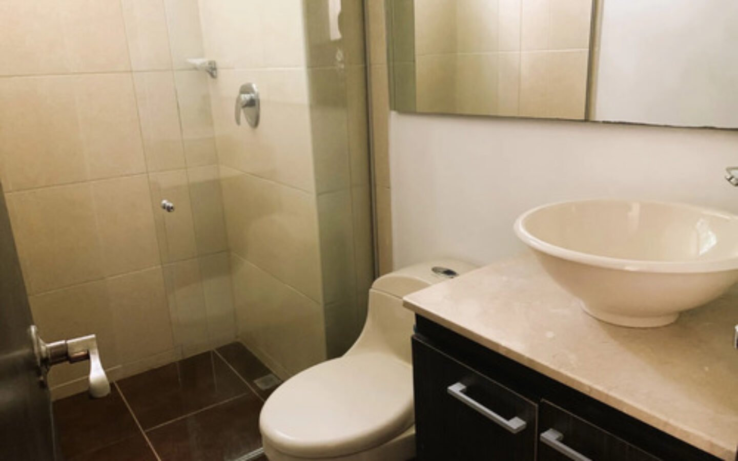 Apartamento En Venta En Medellín, El Poblado En El Sector De Castropol, Con 3 Habitaciones, 3 Baños, 2 Balcones, Alcoba De Servicio, Cuarto Útil Y 2 Parqueaderos.
