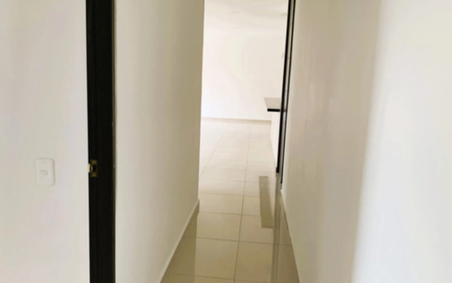 Apartamento En Venta En Medellín, El Poblado En El Sector De Castropol, Con 3 Habitaciones, 3 Baños, 2 Balcones, Alcoba De Servicio, Cuarto Útil Y 2 Parqueaderos.