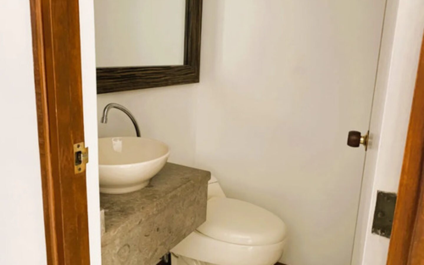 Apartamento En Venta En Castropol, El Poblado. Con 134 M², 3 Habitaciones + Servicio, 4 Baños, Parqueadero Doble Lineal Y Excelente Ubicación Cerca De Ciudad Del Río, Provenza Y La Milla De Oro.
