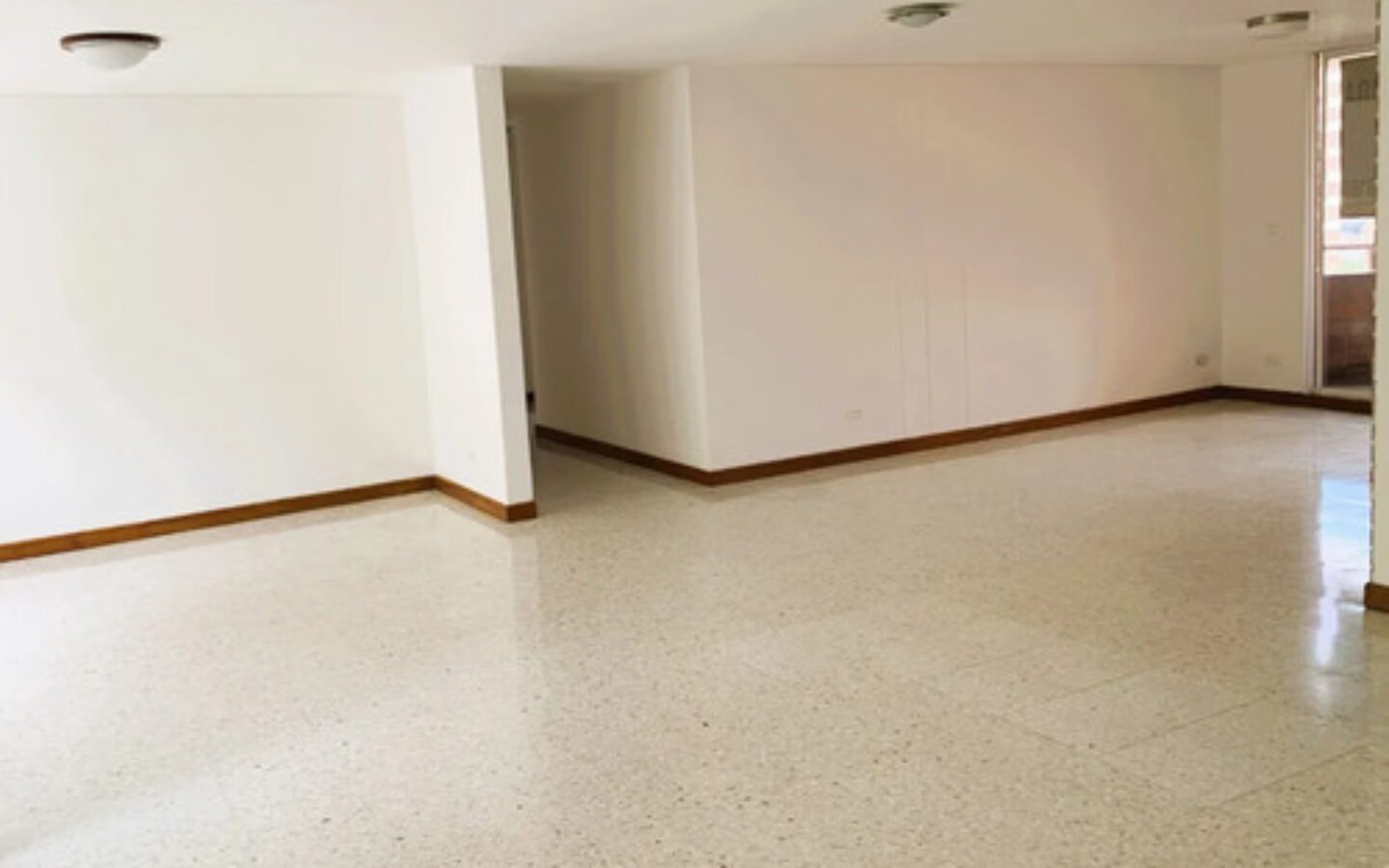Apartamento En Venta En Castropol, El Poblado. Con 134 M², 3 Habitaciones + Servicio, 4 Baños, Parqueadero Doble Lineal Y Excelente Ubicación Cerca De Ciudad Del Río, Provenza Y La Milla De Oro.