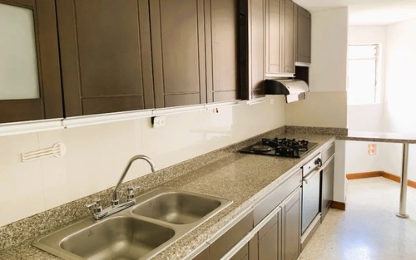 Apartamento En Venta En Castropol, El Poblado. Con 134 M², 3 Habitaciones + Servicio, 4 Baños, Parqueadero Doble Lineal Y Excelente Ubicación Cerca De Ciudad Del Río, Provenza Y La Milla De Oro.