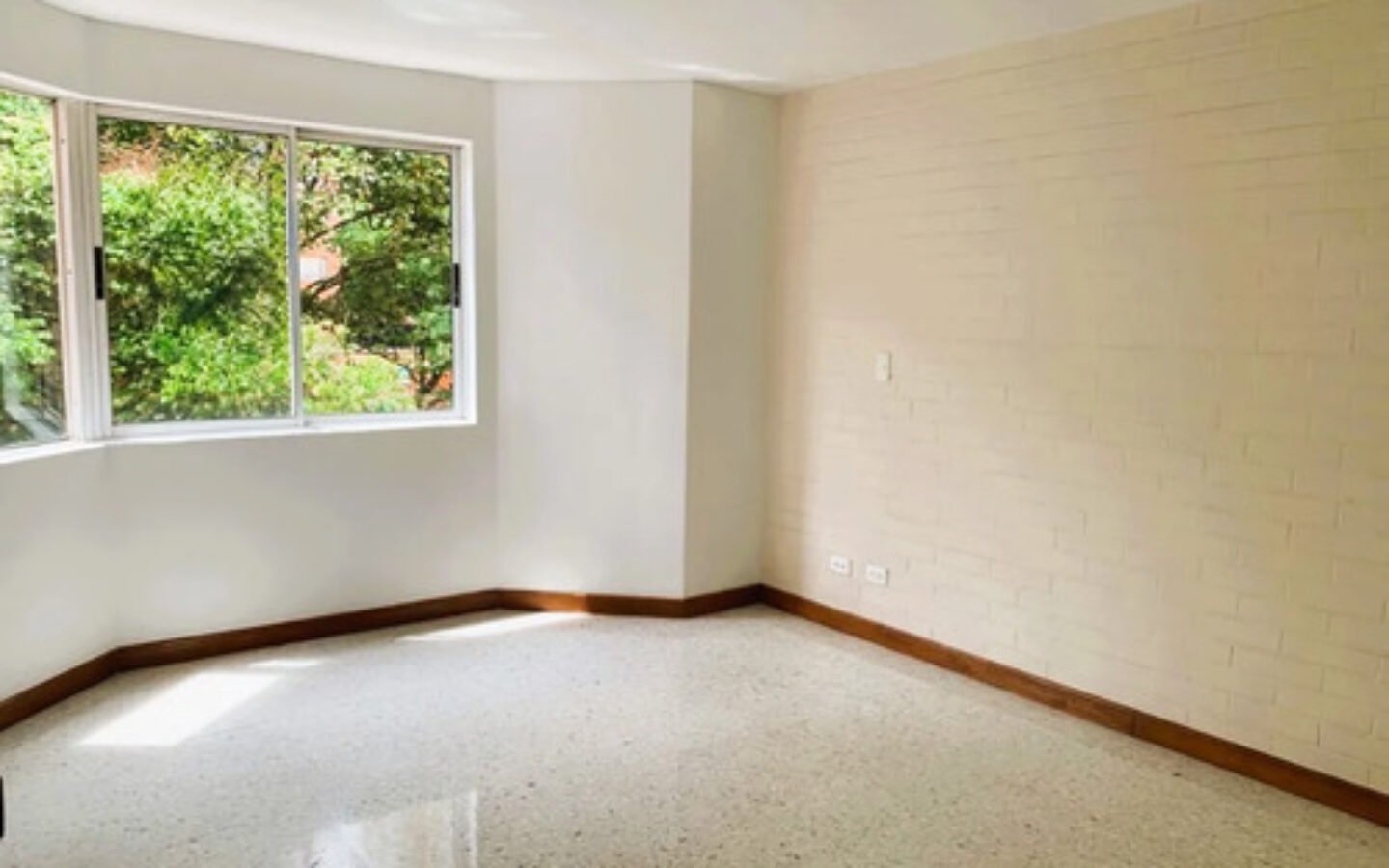 Apartamento En Venta En Castropol, El Poblado. Con 134 M², 3 Habitaciones + Servicio, 4 Baños, Parqueadero Doble Lineal Y Excelente Ubicación Cerca De Ciudad Del Río, Provenza Y La Milla De Oro.