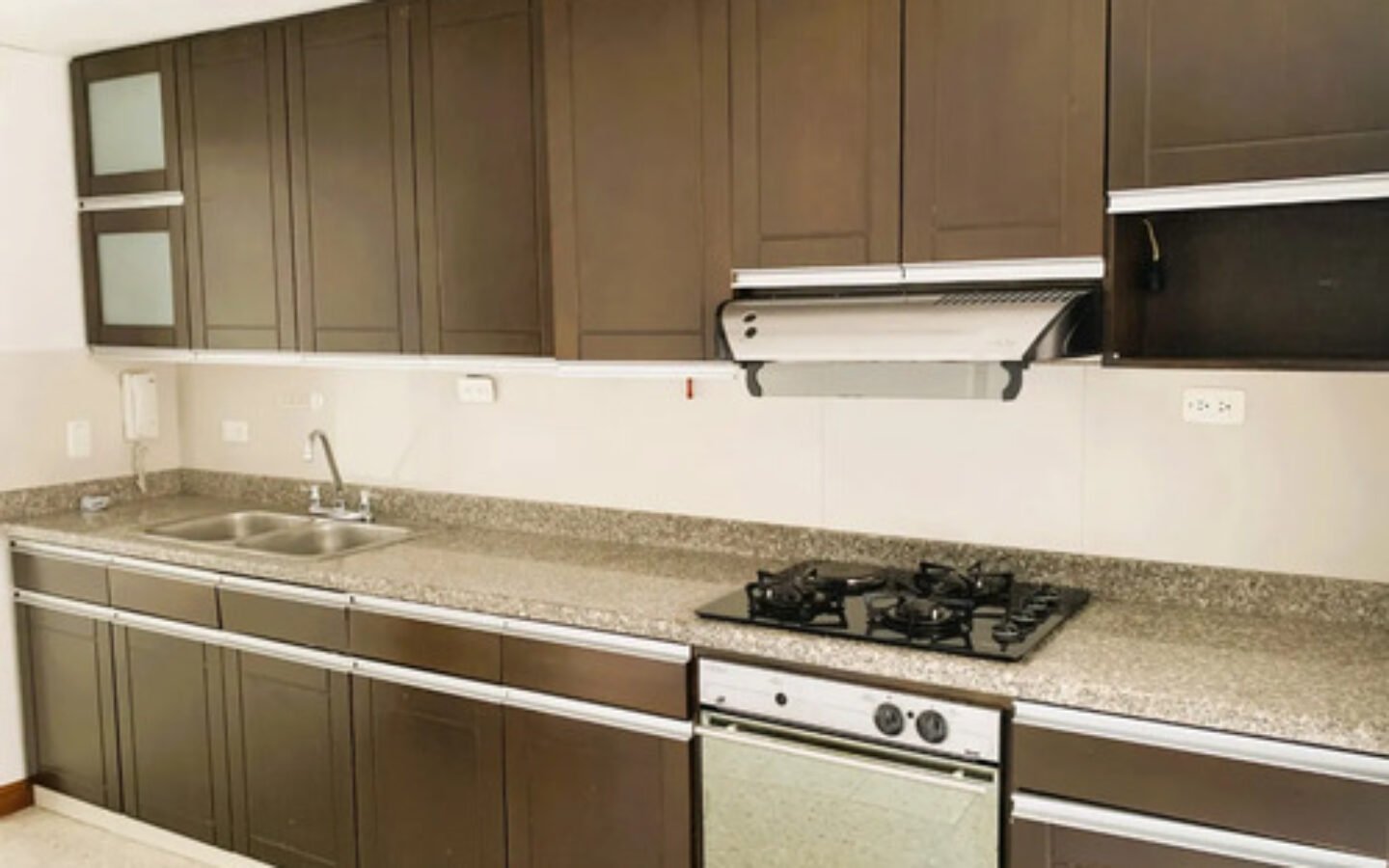 Apartamento En Venta En Castropol, El Poblado. Con 134 M², 3 Habitaciones + Servicio, 4 Baños, Parqueadero Doble Lineal Y Excelente Ubicación Cerca De Ciudad Del Río, Provenza Y La Milla De Oro.