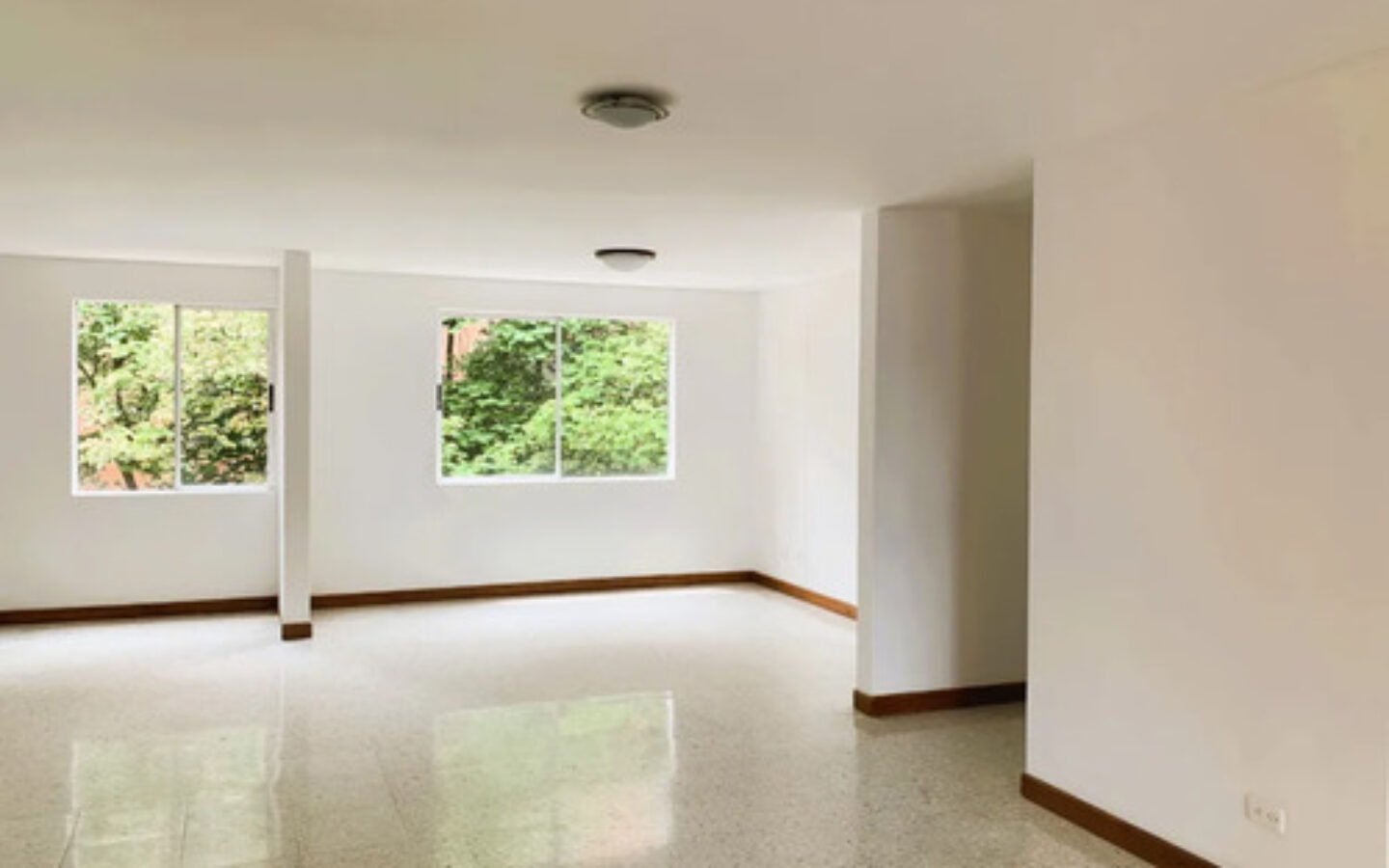 Apartamento En Venta En Castropol, El Poblado. Con 134 M², 3 Habitaciones + Servicio, 4 Baños, Parqueadero Doble Lineal Y Excelente Ubicación Cerca De Ciudad Del Río, Provenza Y La Milla De Oro.