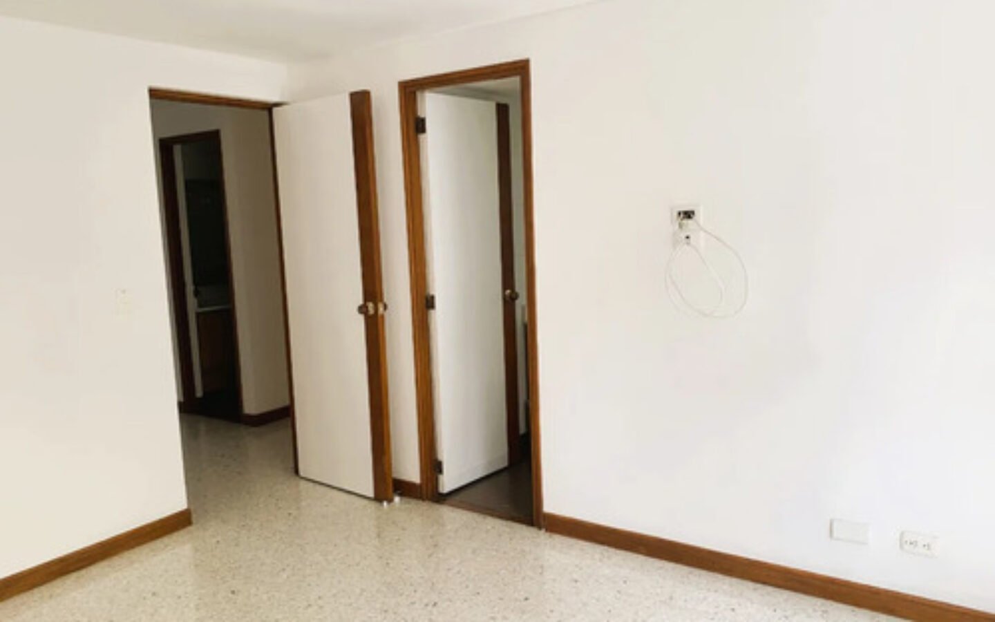Apartamento En Venta En Castropol, El Poblado. Con 134 M², 3 Habitaciones + Servicio, 4 Baños, Parqueadero Doble Lineal Y Excelente Ubicación Cerca De Ciudad Del Río, Provenza Y La Milla De Oro.