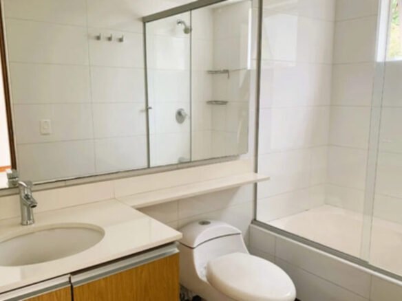 Apartamento En Venta En Castropol, El Poblado. Con 134 M², 3 Habitaciones + Servicio, 4 Baños, Parqueadero Doble Lineal Y Excelente Ubicación Cerca De Ciudad Del Río, Provenza Y La Milla De Oro.