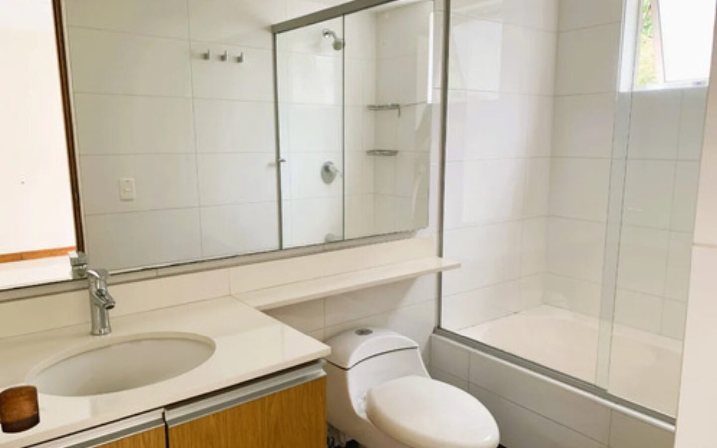 Apartamento En Venta En Castropol, El Poblado. Con 134 M², 3 Habitaciones + Servicio, 4 Baños, Parqueadero Doble Lineal Y Excelente Ubicación Cerca De Ciudad Del Río, Provenza Y La Milla De Oro.