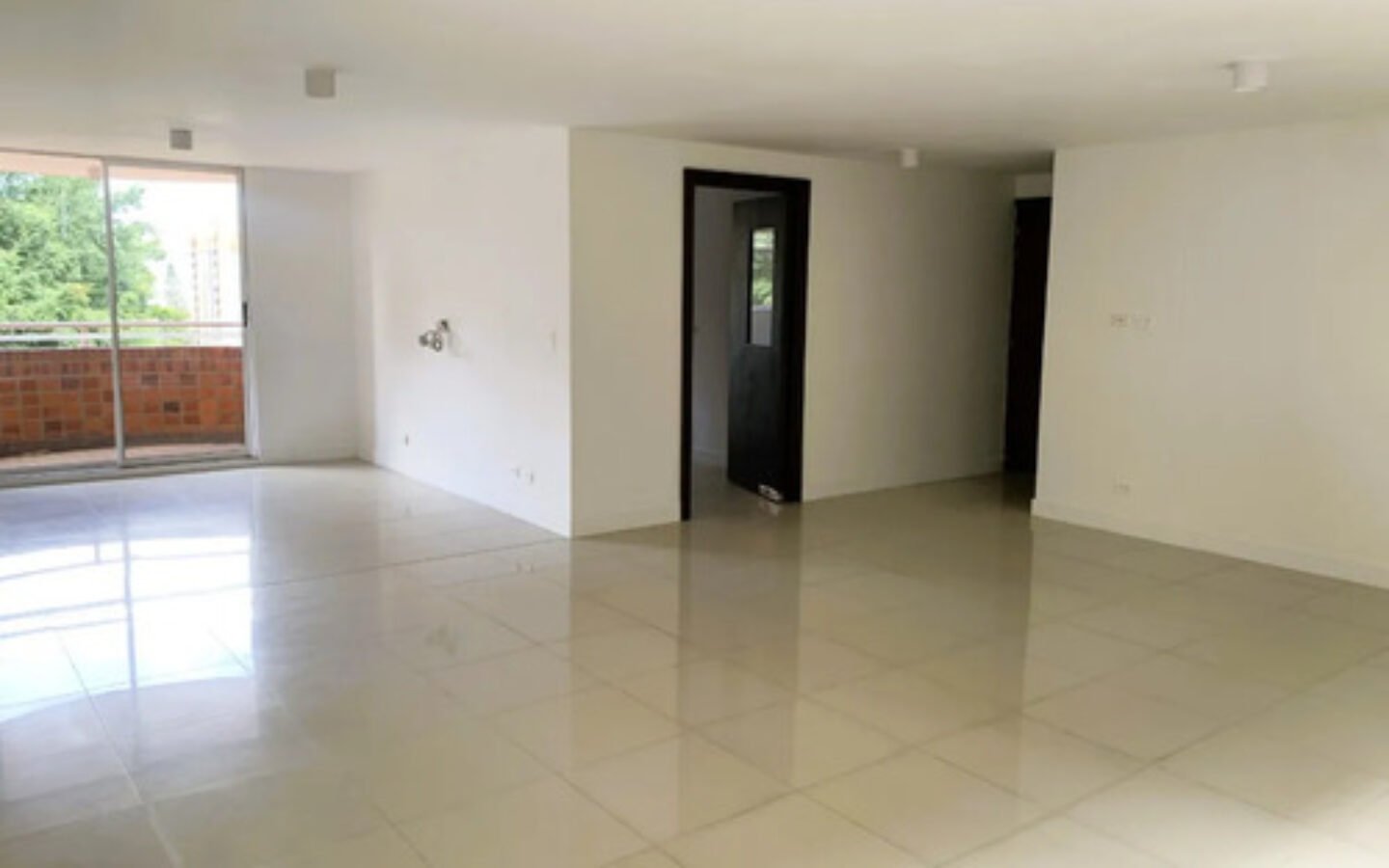simh-crop-9532-9533 Apartamento En Venta En Castropol, El Poblado. Con 134 M², 3 Habitaciones + Servicio, 4 Baños, Parqueadero Doble Lineal Y Excelente Ubicación Cerca De Ciudad Del Río, Provenza Y La Milla De Oro.