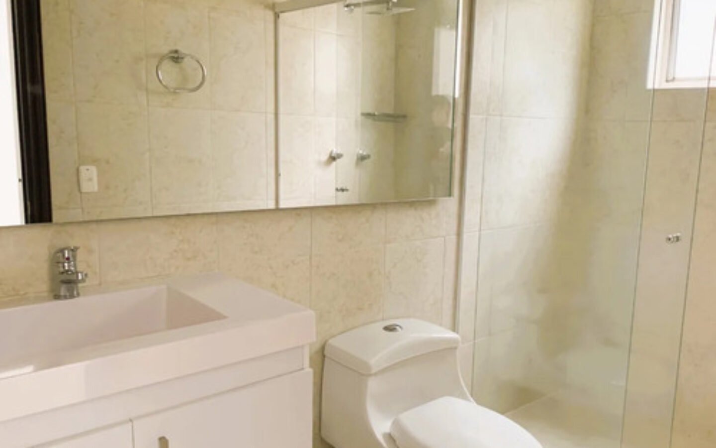 Apartamento En Venta En Castropol, El Poblado. Con 134 M², 3 Habitaciones + Servicio, 4 Baños, Parqueadero Doble Lineal Y Excelente Ubicación Cerca De Ciudad Del Río, Provenza Y La Milla De Oro.