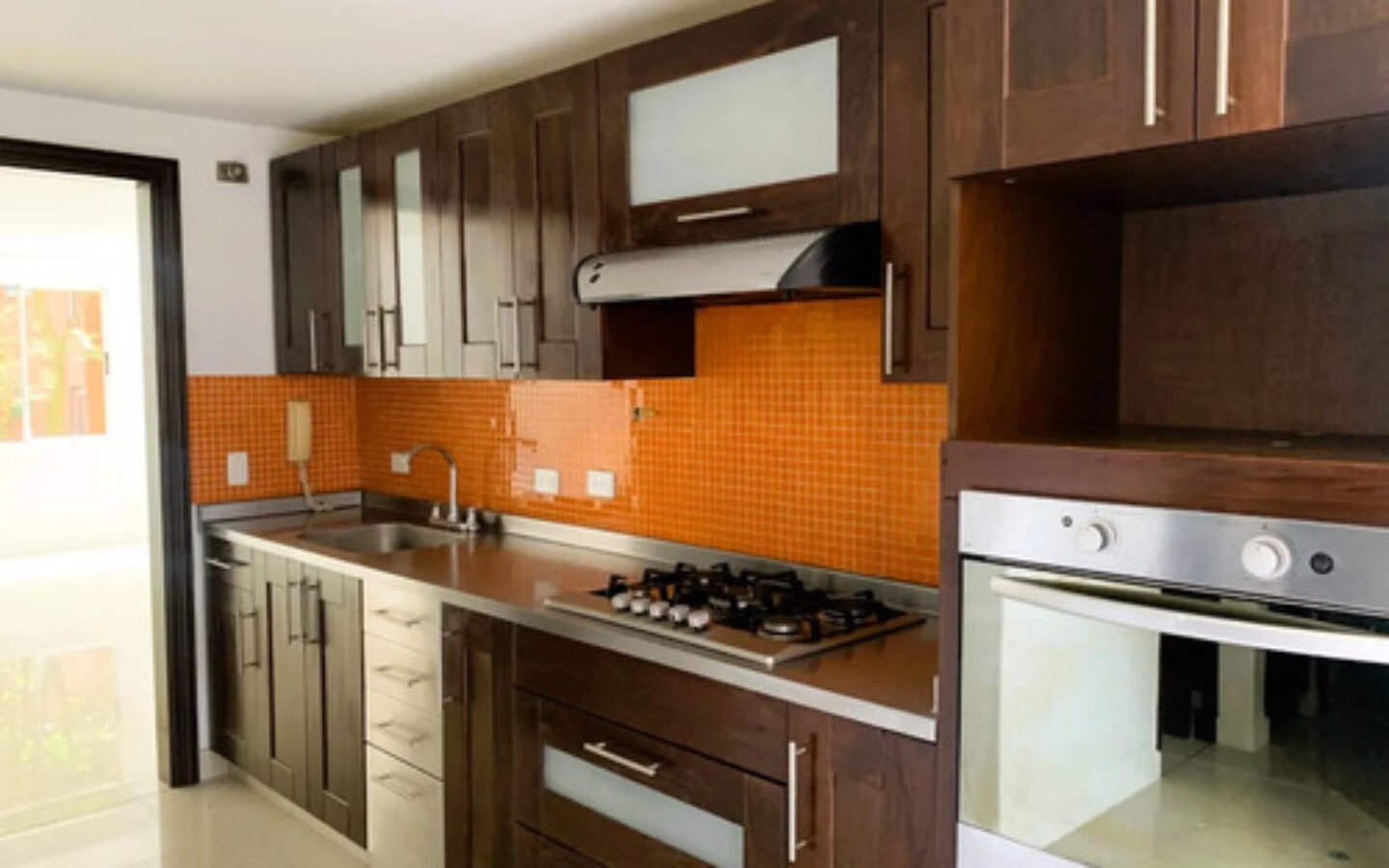Apartamento En Venta En Castropol, El Poblado. Con 134 M², 3 Habitaciones + Servicio, 4 Baños, Parqueadero Doble Lineal Y Excelente Ubicación Cerca De Ciudad Del Río, Provenza Y La Milla De Oro.