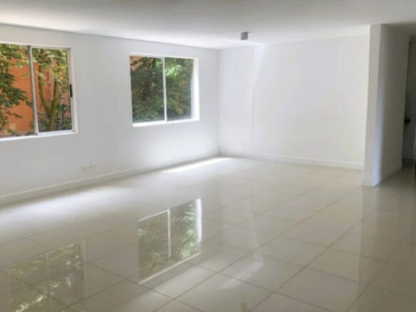 Apartamento En Venta En Castropol, El Poblado. Con 134 M², 3 Habitaciones + Servicio, 4 Baños, Parqueadero Doble Lineal Y Excelente Ubicación Cerca De Ciudad Del Río, Provenza Y La Milla De Oro.