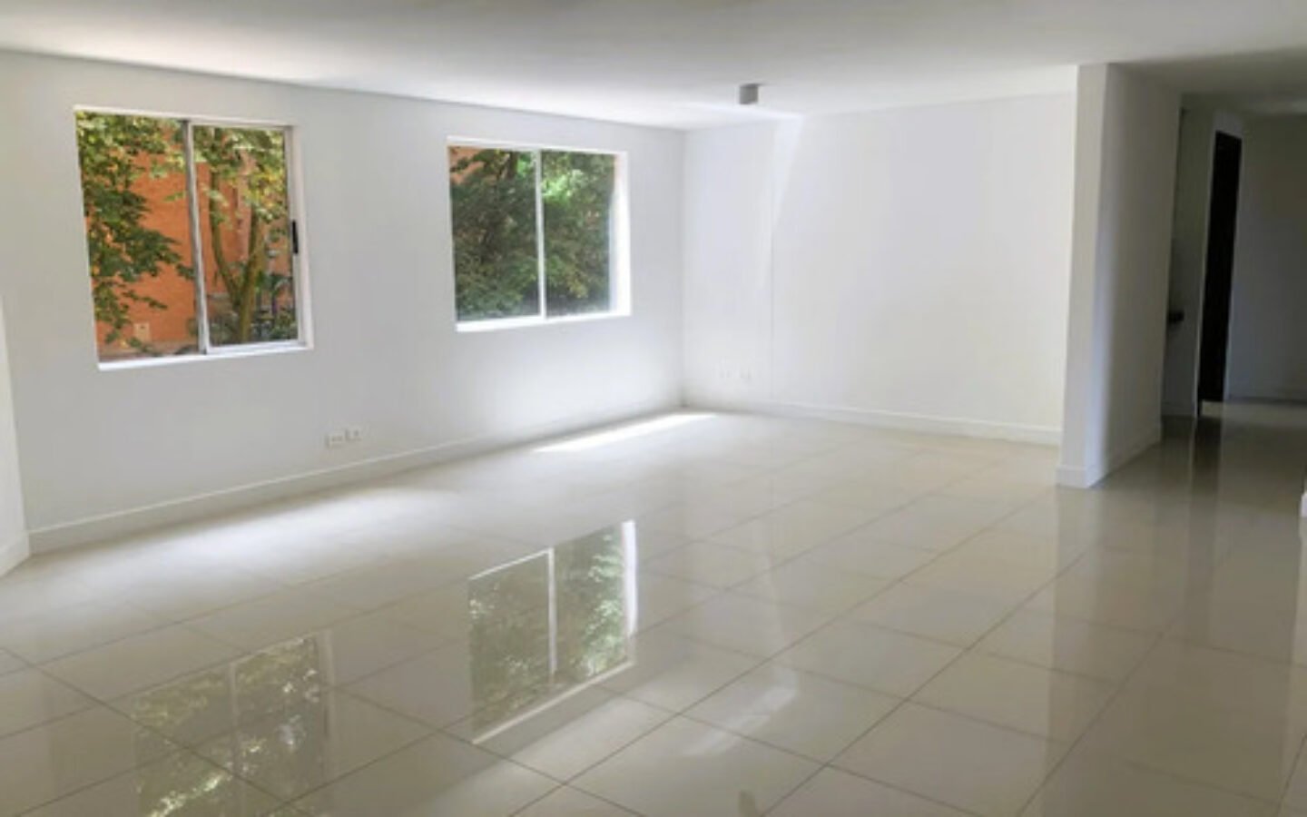 Apartamento En Venta En Castropol, El Poblado. Con 134 M², 3 Habitaciones + Servicio, 4 Baños, Parqueadero Doble Lineal Y Excelente Ubicación Cerca De Ciudad Del Río, Provenza Y La Milla De Oro.