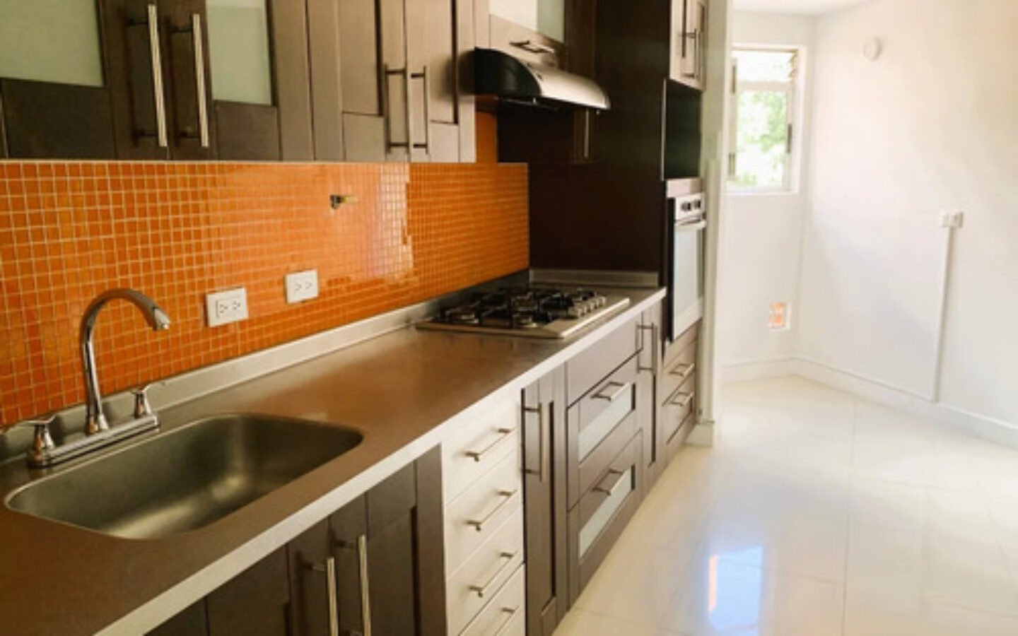 Apartamento En Venta En Castropol, El Poblado. Con 134 M², 3 Habitaciones + Servicio, 4 Baños, Parqueadero Doble Lineal Y Excelente Ubicación Cerca De Ciudad Del Río, Provenza Y La Milla De Oro.