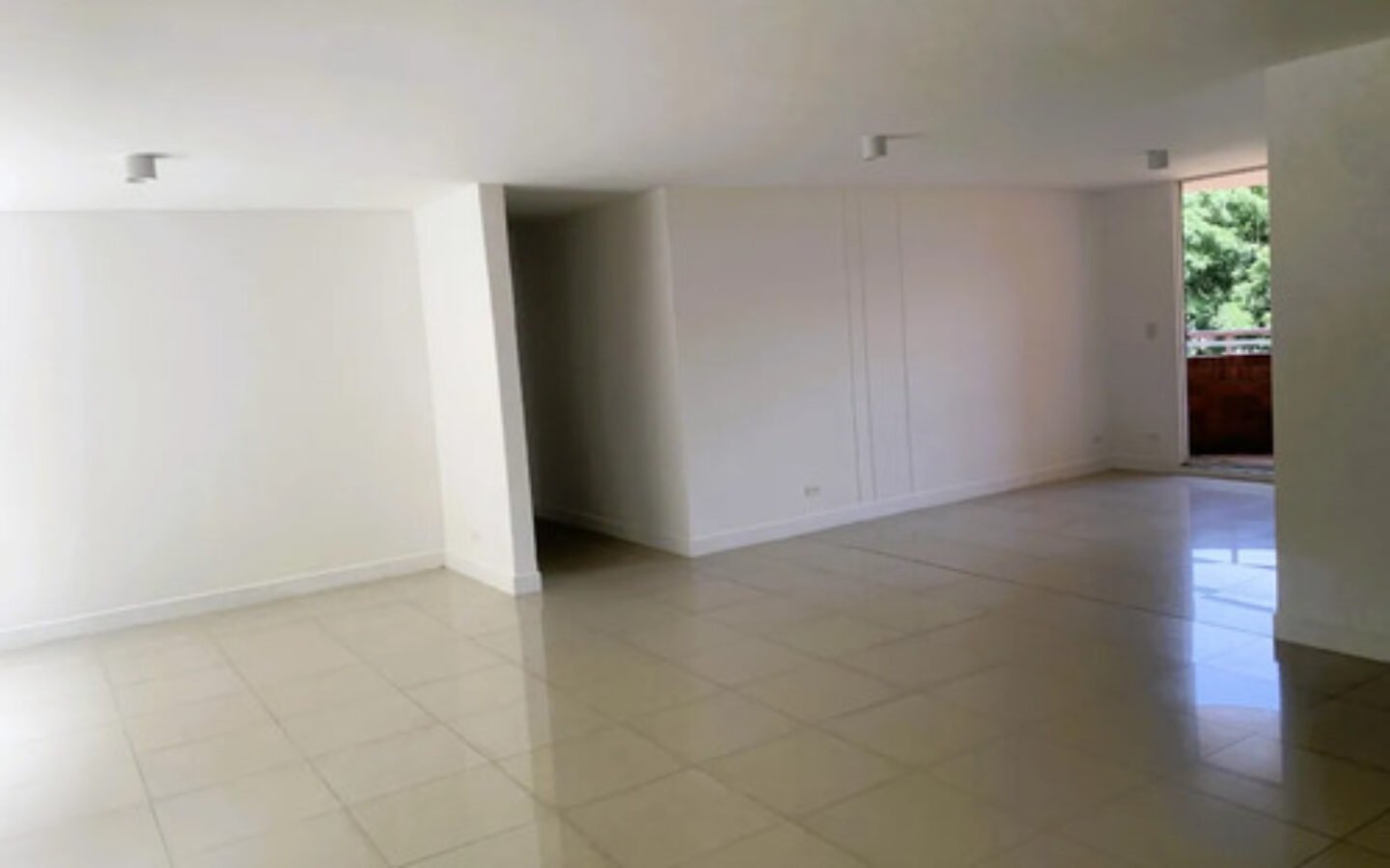 Apartamento En Venta En Castropol, El Poblado. Con 134 M², 3 Habitaciones + Servicio, 4 Baños, Parqueadero Doble Lineal Y Excelente Ubicación Cerca De Ciudad Del Río, Provenza Y La Milla De Oro.