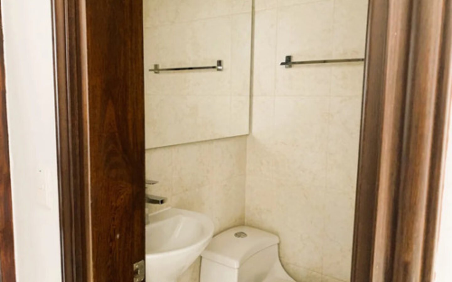 Apartamento En Venta En Castropol, El Poblado. Con 134 M², 3 Habitaciones + Servicio, 4 Baños, Parqueadero Doble Lineal Y Excelente Ubicación Cerca De Ciudad Del Río, Provenza Y La Milla De Oro.