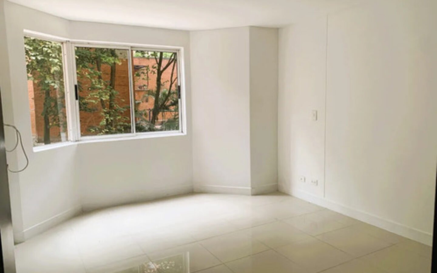 Apartamento En Venta En Castropol, El Poblado. Con 134 M², 3 Habitaciones + Servicio, 4 Baños, Parqueadero Doble Lineal Y Excelente Ubicación Cerca De Ciudad Del Río, Provenza Y La Milla De Oro.