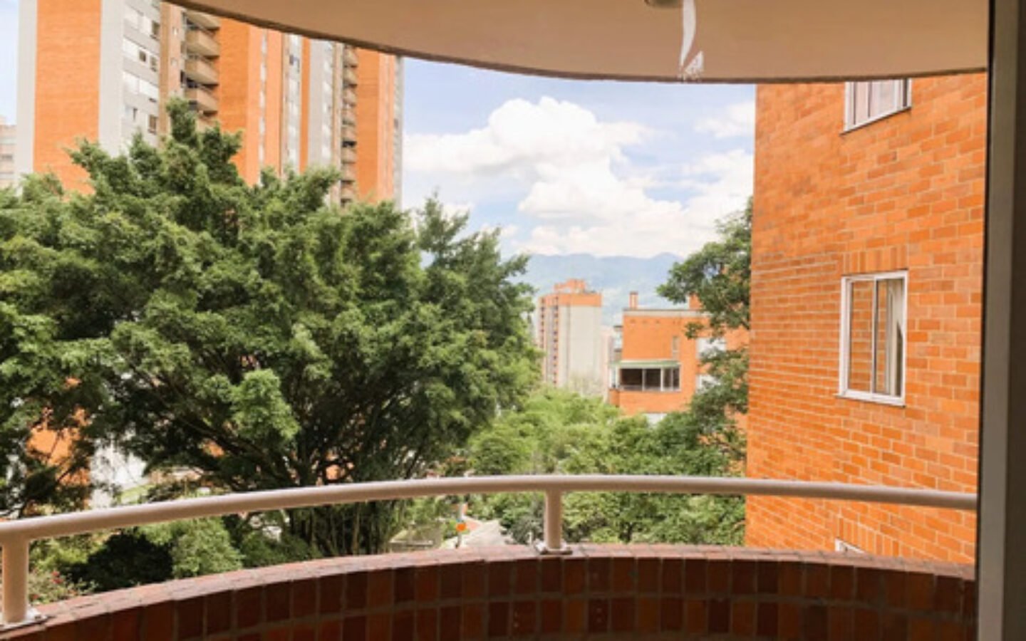 Apartamento En Venta En Castropol, El Poblado. Con 134 M², 3 Habitaciones + Servicio, 4 Baños, Parqueadero Doble Lineal Y Excelente Ubicación Cerca De Ciudad Del Río, Provenza Y La Milla De Oro.