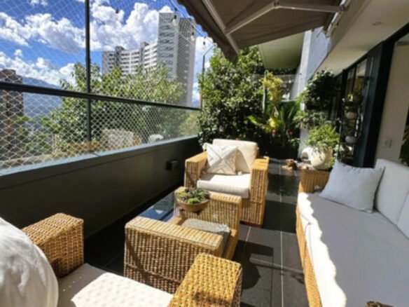 Apartacasa En Venta En El Poblado. Bosque Santo, Medellín. 115 M2 Totales, 2 Habitaciones, 2 Baños, Terraza Privada De 31 M2, 2 Parqueaderos. Ubicación Cerca De Ciudad Del Río, San Diego Y Las Palmas.