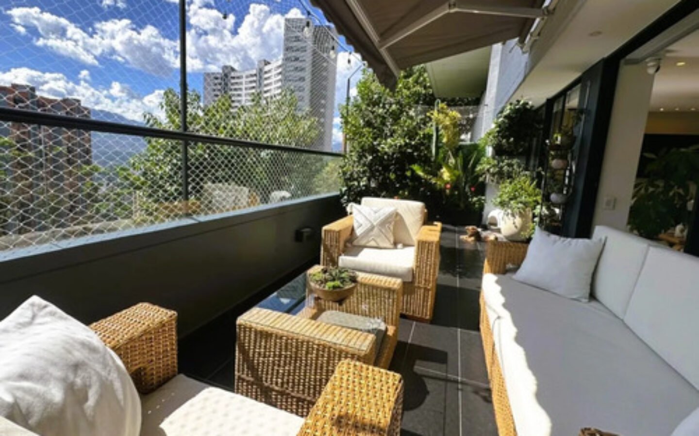 Apartacasa En Venta En El Poblado. Bosque Santo, Medellín. 115 M2 Totales, 2 Habitaciones, 2 Baños, Terraza Privada De 31 M2, 2 Parqueaderos. Ubicación Cerca De Ciudad Del Río, San Diego Y Las Palmas.