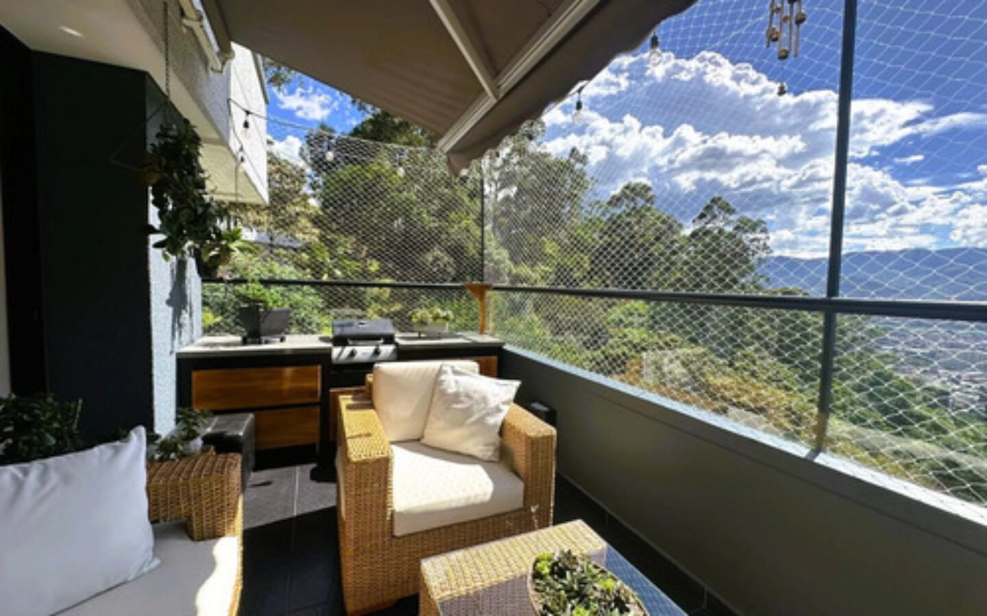Apartacasa En Venta En El Poblado. Bosque Santo, Medellín. 115 M2 Totales, 2 Habitaciones, 2 Baños, Terraza Privada De 31 M2, 2 Parqueaderos. Ubicación Cerca De Ciudad Del Río, San Diego Y Las Palmas.