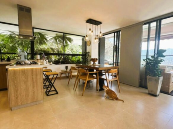 Apartacasa En Venta En El Poblado. Bosque Santo, Medellín. 115 M2 Totales, 2 Habitaciones, 2 Baños, Terraza Privada De 31 M2, 2 Parqueaderos. Ubicación Cerca De Ciudad Del Río, San Diego Y Las Palmas.