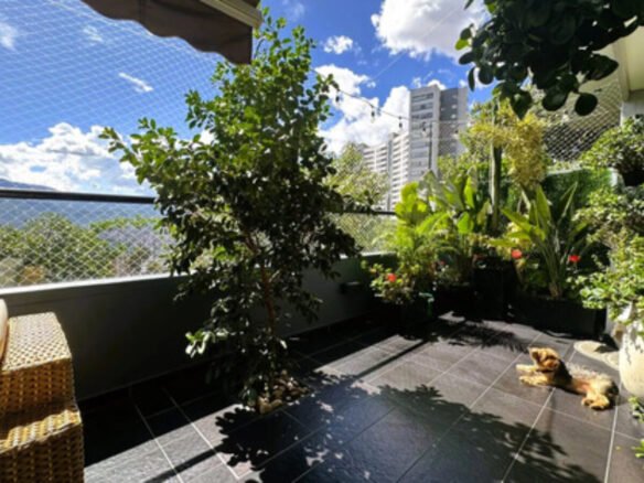 Apartacasa En Venta En El Poblado. Bosque Santo, Medellín. 115 M2 Totales, 2 Habitaciones, 2 Baños, Terraza Privada De 31 M2, 2 Parqueaderos. Ubicación Cerca De Ciudad Del Río, San Diego Y Las Palmas.