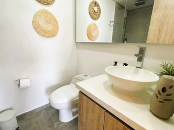 Apartacasa En Venta En El Poblado. Bosque Santo, Medellín. 115 M2 Totales, 2 Habitaciones, 2 Baños, Terraza Privada De 31 M2, 2 Parqueaderos. Ubicación Cerca De Ciudad Del Río, San Diego Y Las Palmas.
