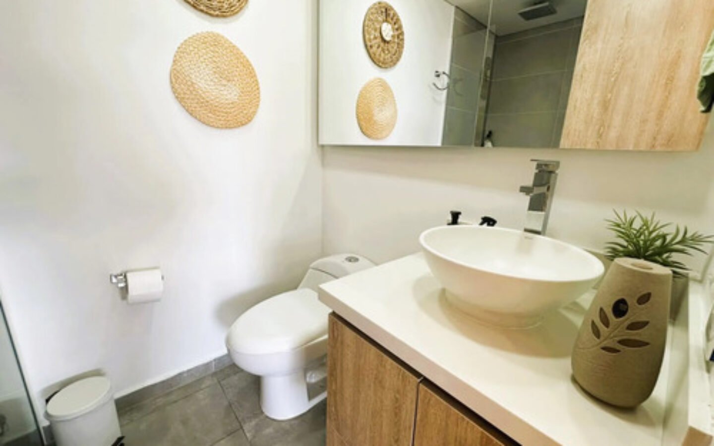Apartacasa En Venta En El Poblado. Bosque Santo, Medellín. 115 M2 Totales, 2 Habitaciones, 2 Baños, Terraza Privada De 31 M2, 2 Parqueaderos. Ubicación Cerca De Ciudad Del Río, San Diego Y Las Palmas.