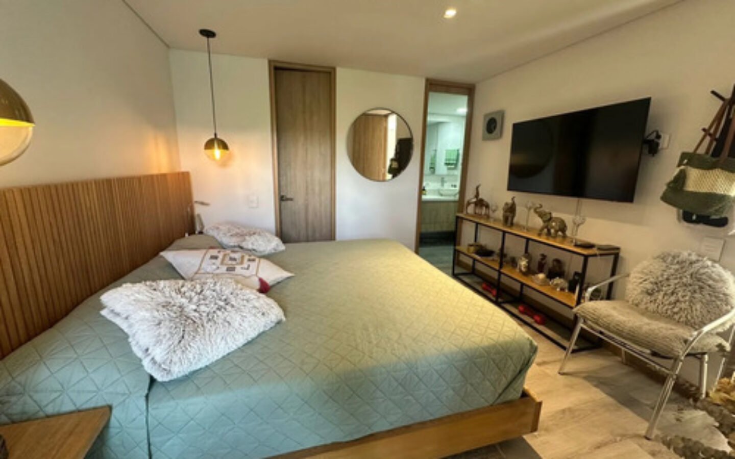 Apartacasa En Venta En El Poblado. Bosque Santo, Medellín. 115 M2 Totales, 2 Habitaciones, 2 Baños, Terraza Privada De 31 M2, 2 Parqueaderos. Ubicación Cerca De Ciudad Del Río, San Diego Y Las Palmas.