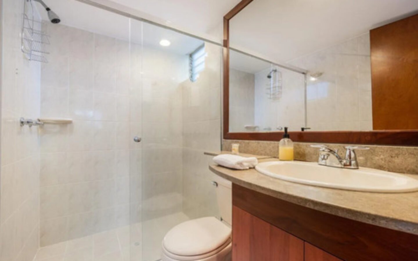 Apartamento En Venta En El Poblado Medellín Con Fácil Acceso A Provenza, Parque Lleras, El Tesoro Y Milla De Oro. 2 Habitaciones + 2 Baños Y Parqueadero.
