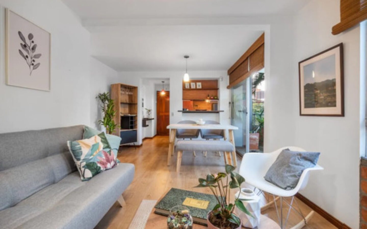 Apartamento En Venta En El Poblado Medellín Con Fácil Acceso A Provenza, Parque Lleras, El Tesoro Y Milla De Oro. 2 Habitaciones + 2 Baños Y Parqueadero.