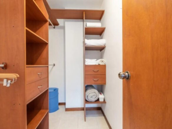 Apartamento En Venta En El Poblado Medellín Con Fácil Acceso A Provenza, Parque Lleras, El Tesoro Y Milla De Oro. 2 Habitaciones + 2 Baños Y Parqueadero.