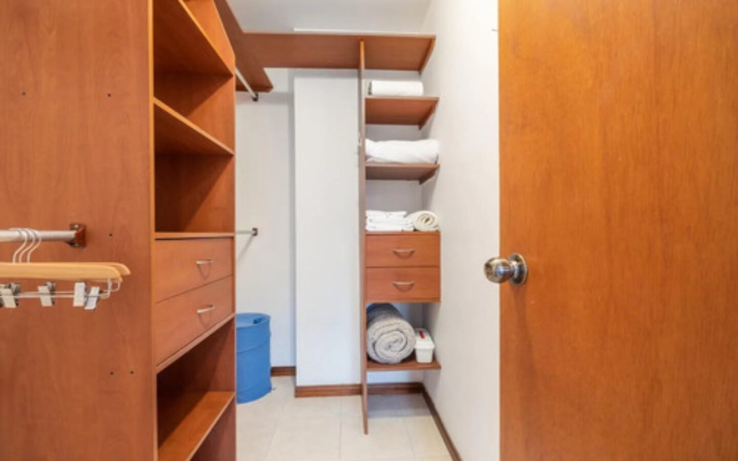 Apartamento En Venta En El Poblado Medellín Con Fácil Acceso A Provenza, Parque Lleras, El Tesoro Y Milla De Oro. 2 Habitaciones + 2 Baños Y Parqueadero.